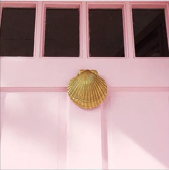 pink door with scallop shell knocker